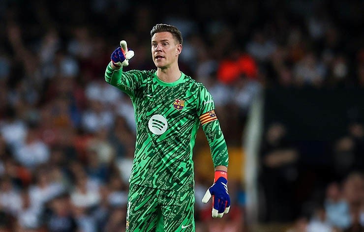 Ter Stegen nghỉ thi đấu 3 tháng: Barcelona nguy cơ không thể đăng ký Rashford và cơn đau đầu mang tên quỹ lương